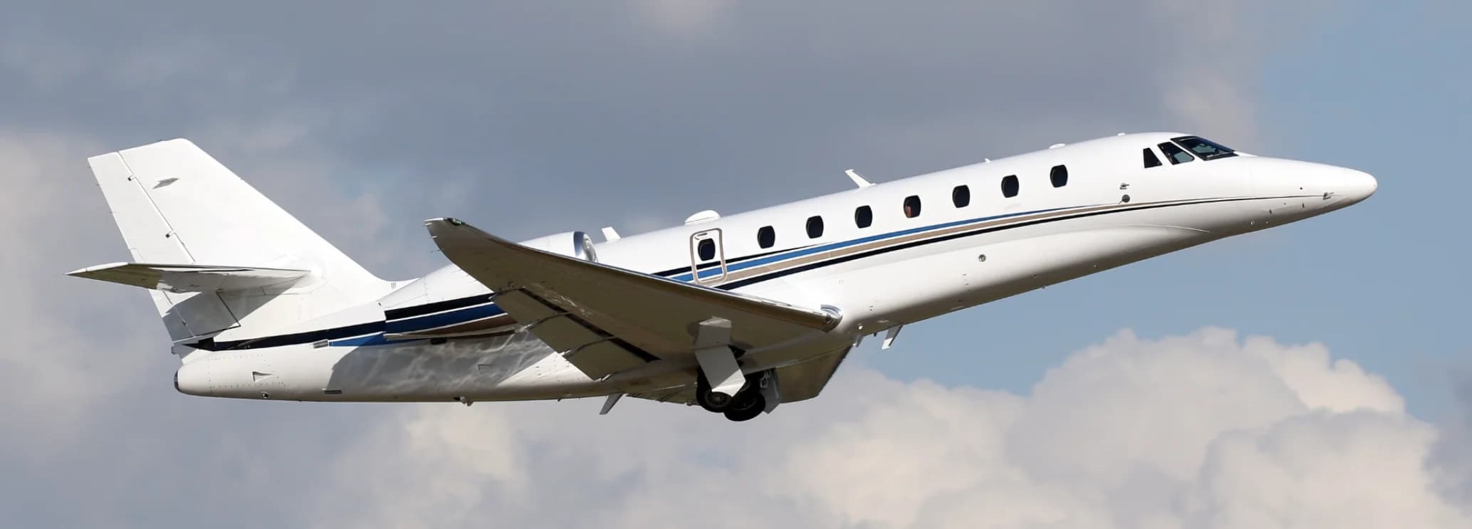 Spacious super midsize stand-up cabin with double club seating layout inside a Cessna Citation Sovereign