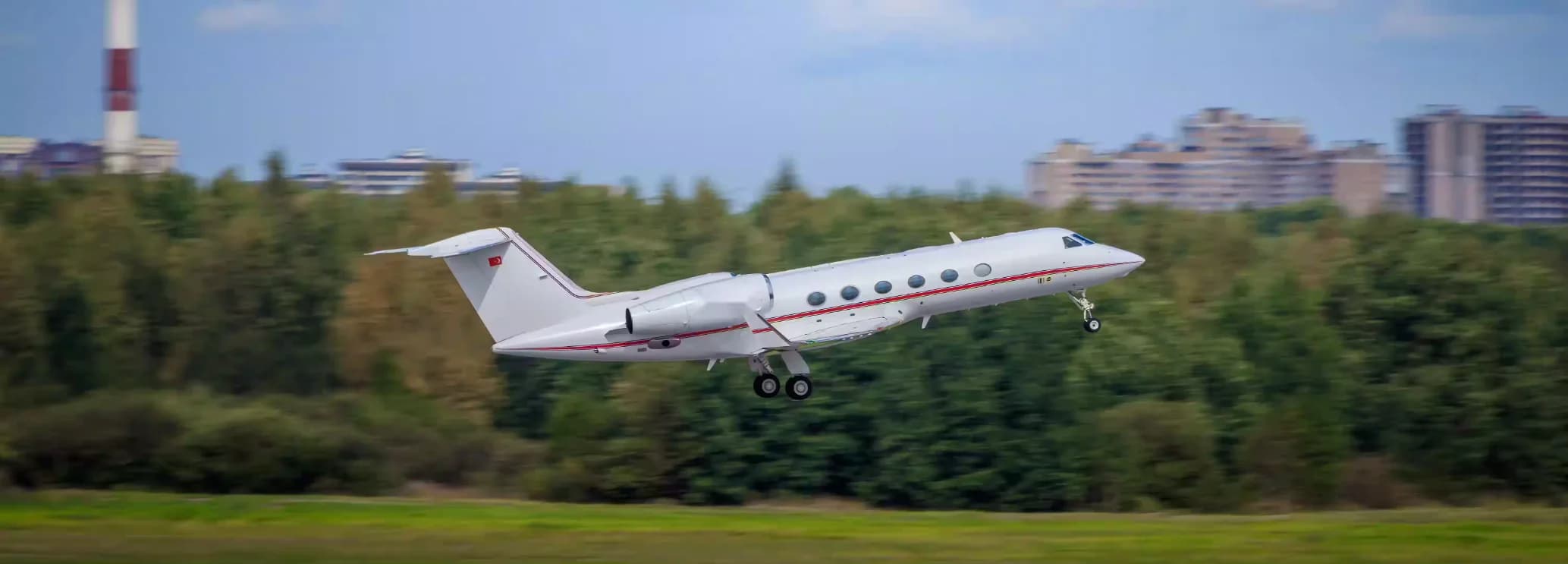 Luxurious Gulfstream G450 cabin with three-zone executive seating and conference area