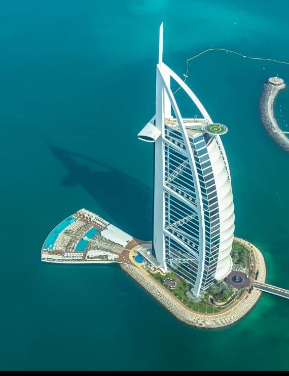 Standard: Aerial top-down view of the sail-shaped Burj Al Arab hotel on an artificial island in the turquoise waters of the Arabian Gulf, Dubai.