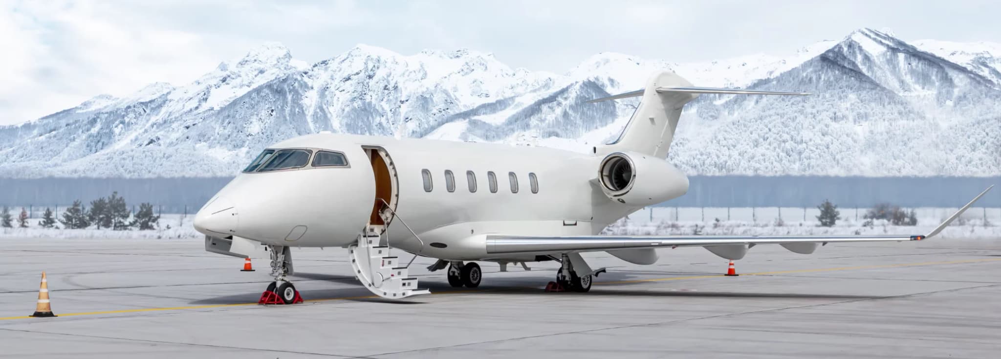 Challenger 300 charter aircraft for coast-to-coast super midsize private jet flights