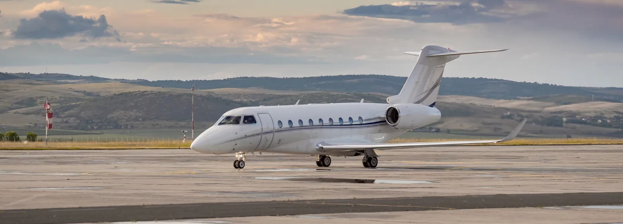 Spacious stand-up cabin interior with executive club seating inside a Gulfstream G280
